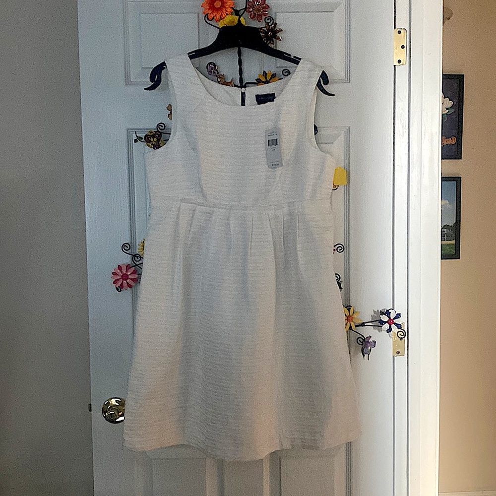 Cute dress.  A small 14, lining is pretty narrow.  Has pockets- nice feature.